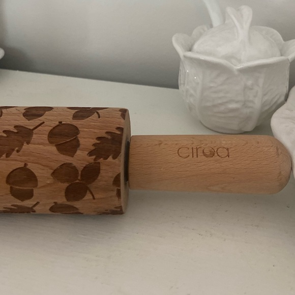 Ciroa Wooden Embossed Rolling Pin - Picture 5 of 6